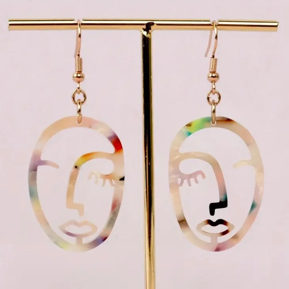 Elegant Face Shaped Art Deco Earrings: Timeless Style - Picture 3 of 8